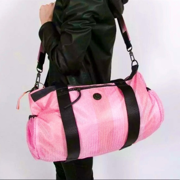 🦄 Lululemon Duffle Bag in Rare Opulent Stripe Pink - Picture 1 of 11